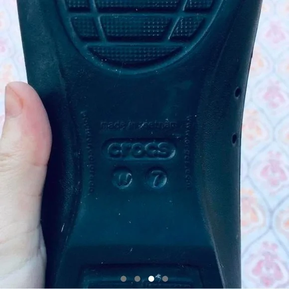 šHost PickšBlack & Silver Croc Flats - Picture 3 of 4